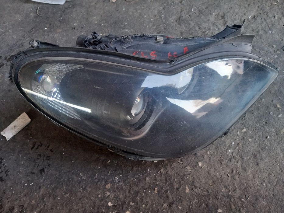Far dreapta pe fond negru cu Xenon Mercedes CLS W219