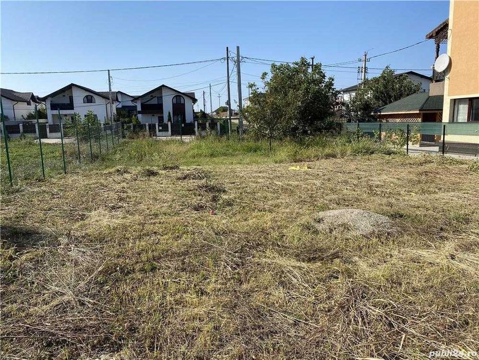 Teren imprejmuit bransat la curent si apa