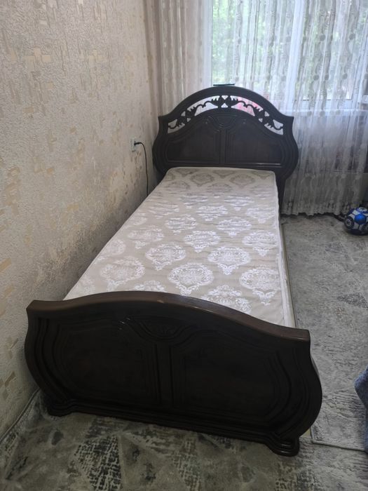 Kravat dlya spalniy v xoroshom sostayaniy