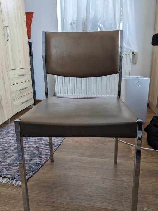 Scaun îmbrăcat în piele, cu picioare din metal