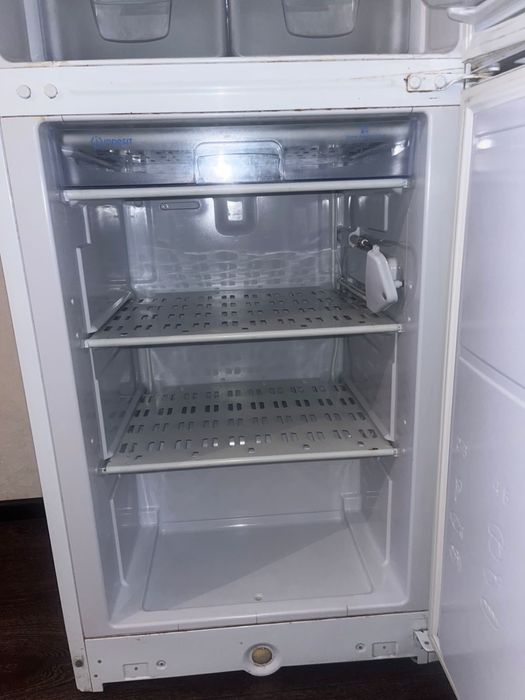 Холодильник Indesit в хорошем состоянии