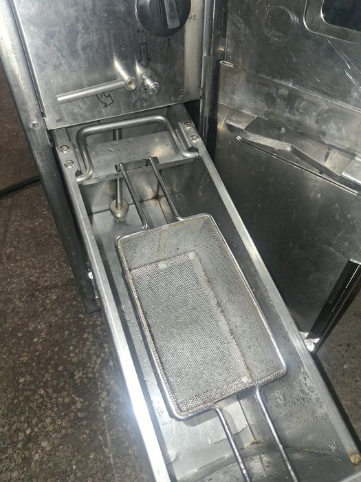 Фритюрник ELECTROLUX с филтрираща система  компактен