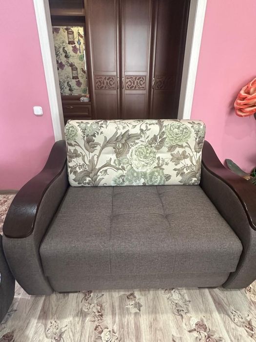 Продаю диван с креслом