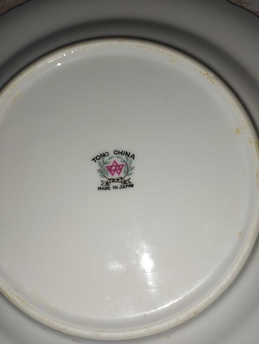 Тарелки из сервиза советских времен.