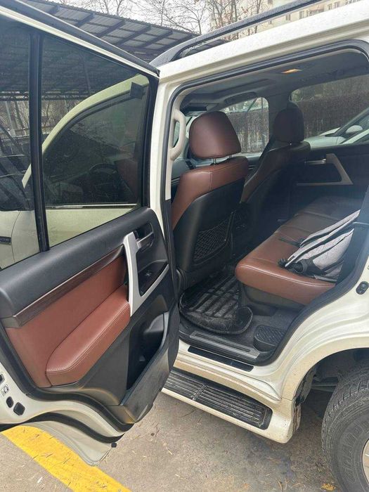 Toyota Land Cruiser 200, 2019 г. — 84 000 км—Белый — 4.0 V6 — бак 150л