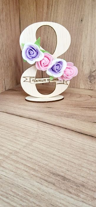 Дървени осмици с цветна декорация