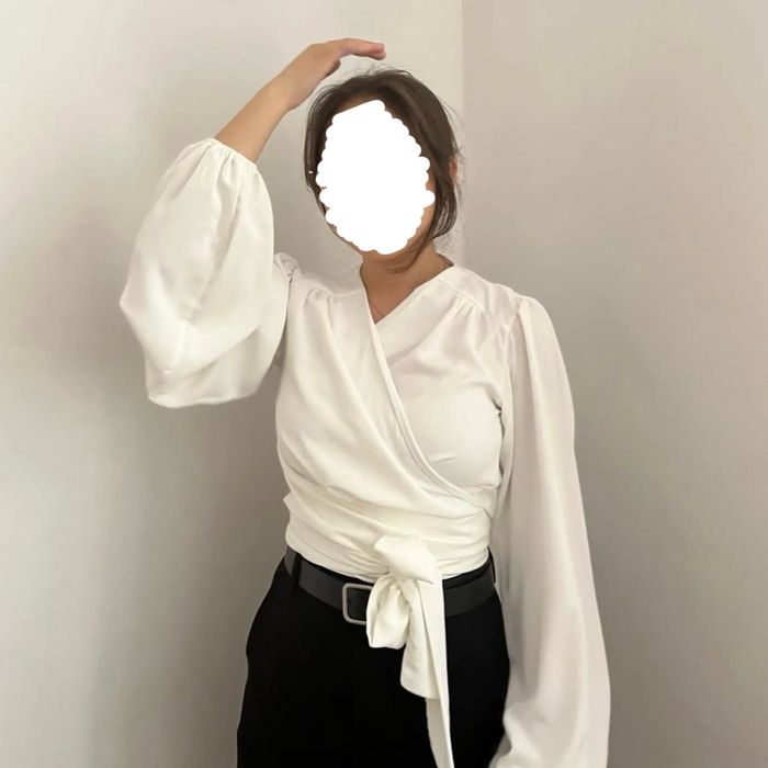 Продам блузку нарядную укороченную