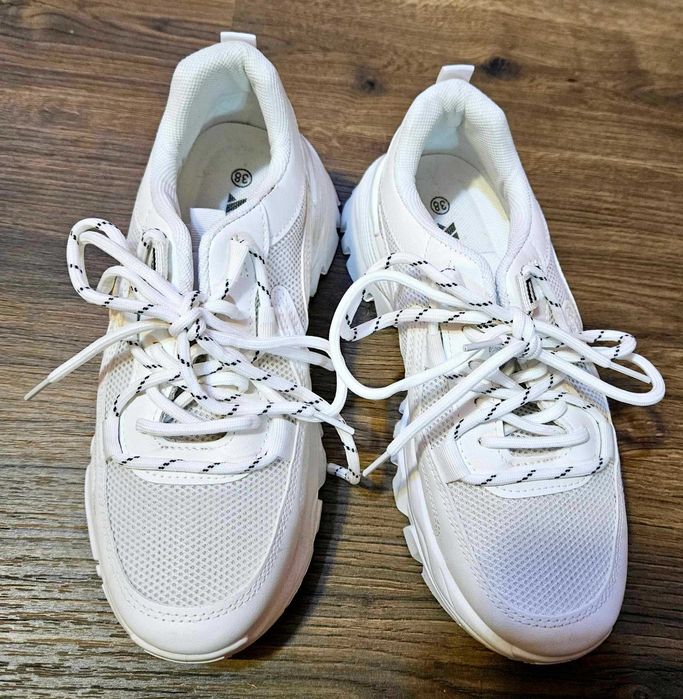 Дамски бели маратонки