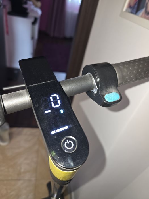 Trotineta electrica Xiaomi Mi Electric Scooter Pro 2: Mercedes AMG Petronas F1 Team Edition,