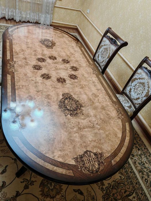 Срочно продам стол и 8 стулчиков  почти новым состояние