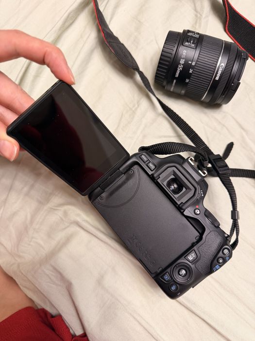 Продам фотоаппарат Canon EOS 250D