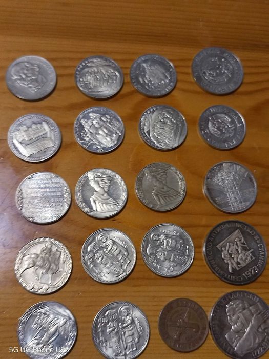Продават се стари монети от различни години и различни емисии