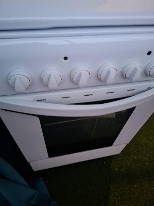 Продавам готварска печка Indesit