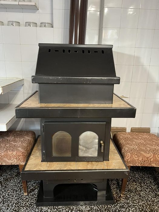 Българска камина на твърдо гориво.