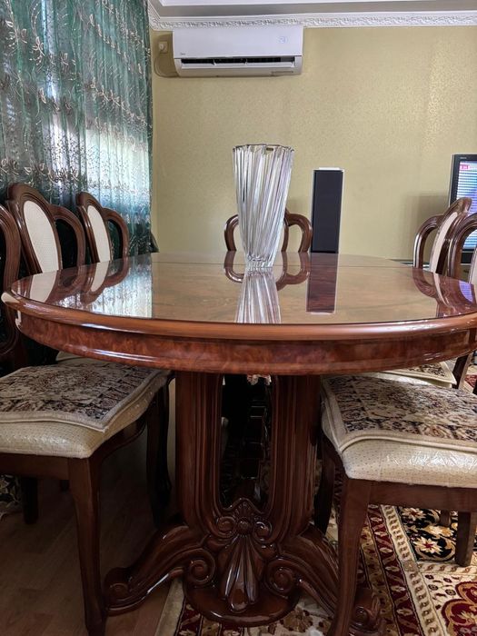 В связи с переездом срочно продам сервант, стол 3 метра  и 8 стульев