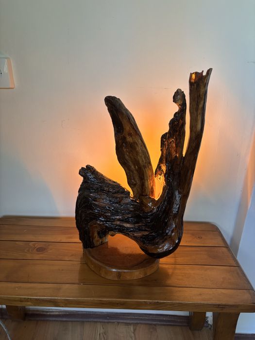 Lampa de living din lemn de soc