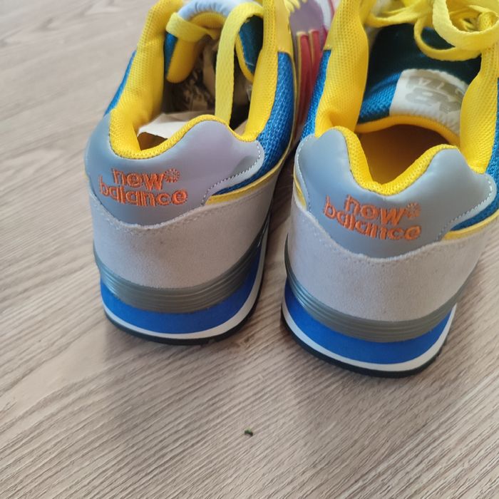 Кроссовки женские