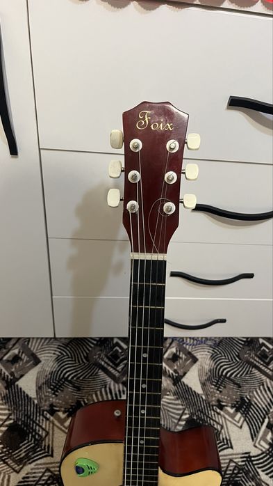 Продам гитару с подставкой