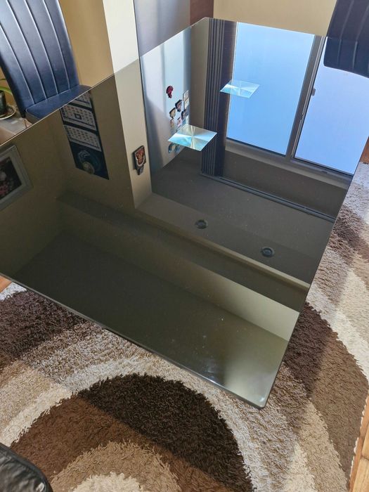 Продавам стъклена маса + 4 стола