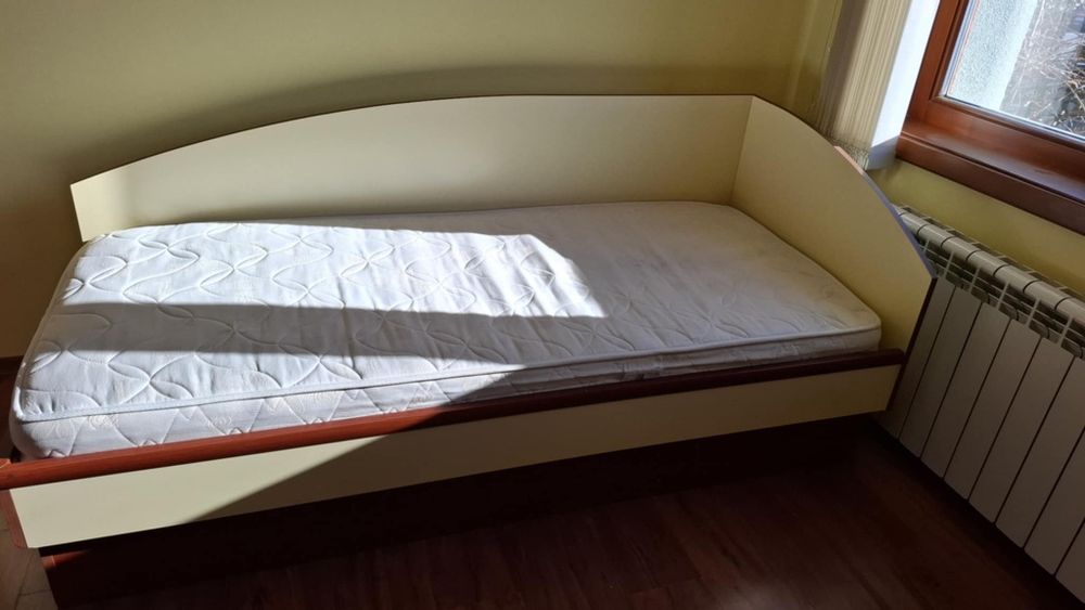 Две единични легла с матраци и механизъм