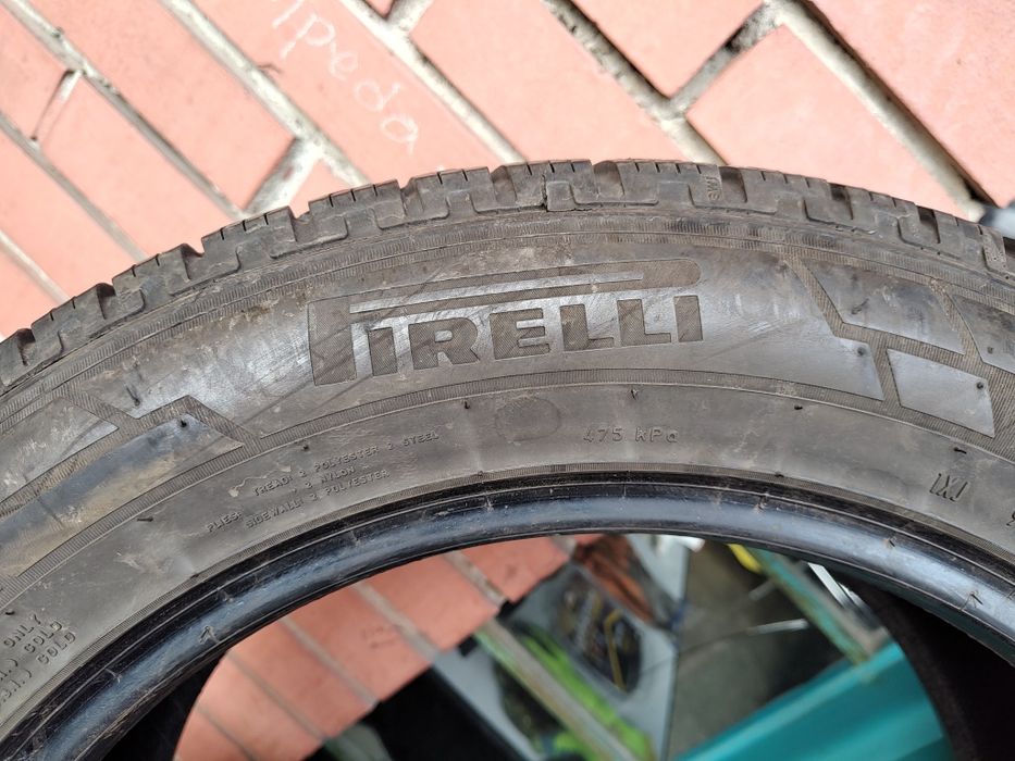 Продавам 2 зимни гуми 215/60/17 С бус Pirelli