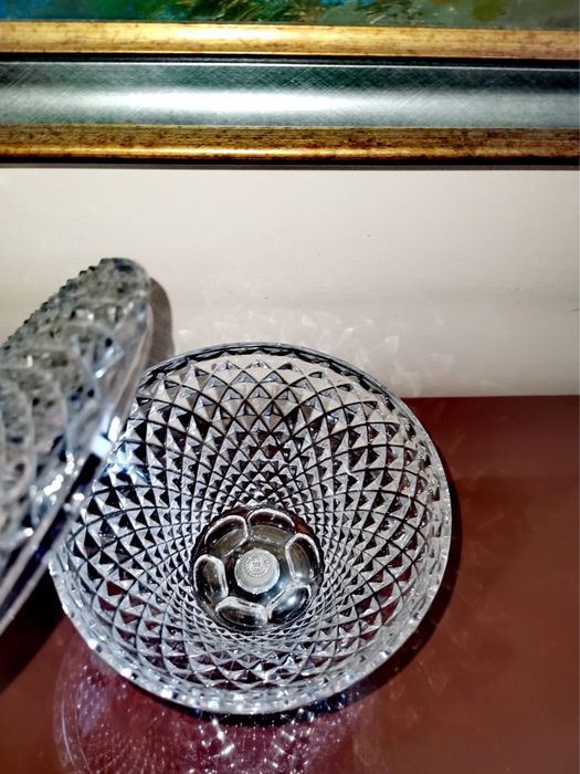 Захарница бонбониера издълбан кристал в/у посребрена метална основа !