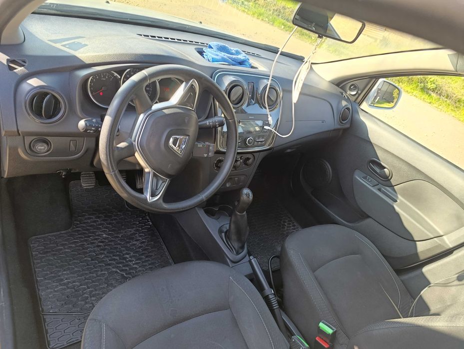 Продавам Дачия Сандеро