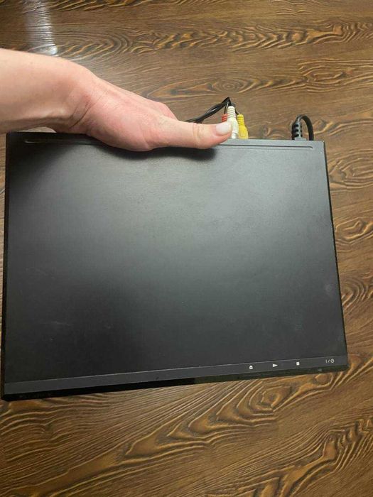 Продаю DVD-проигрыватель, работает идеально