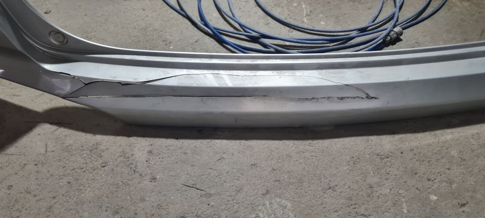 Hyundai creta orqa bamper yuqori qismi rad. yorilgan joyi bor