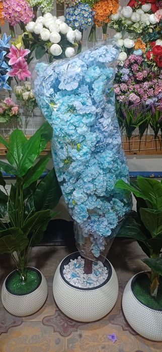 Suniy gullar va patistafkalar sotiladi