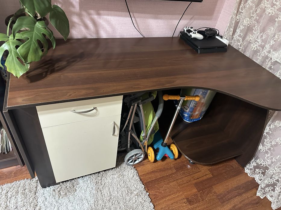 Кровать и стол б/у