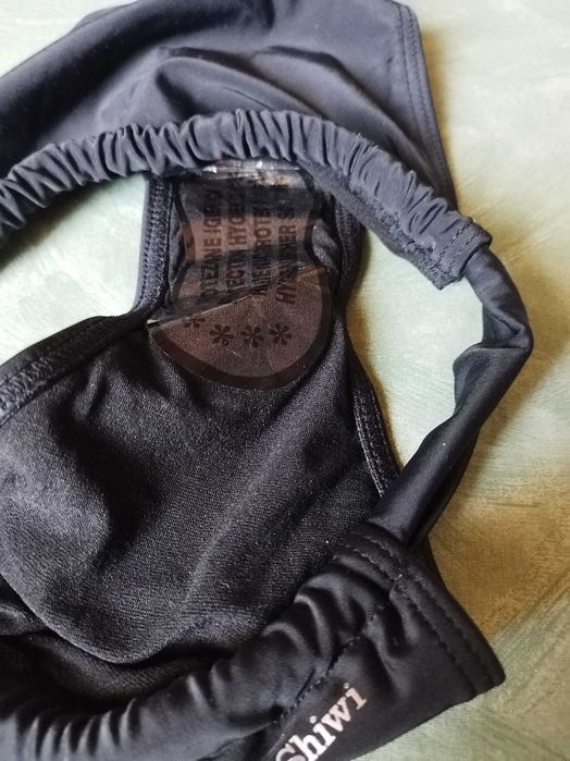 Slip baie negru, care se poate strange de la: Sihwi. Marimea: EUR: 34!