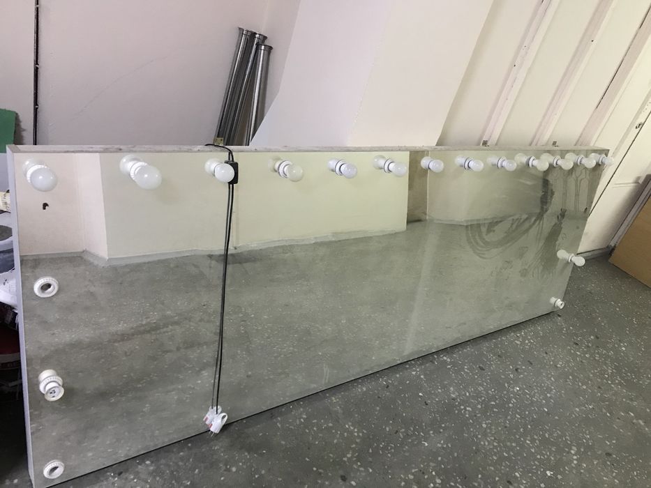 Визажный стол и зеркало