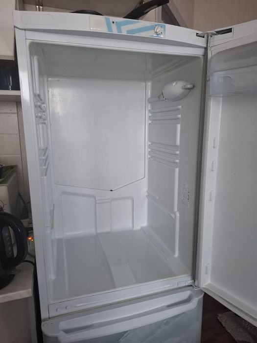 Холодильник Indezit. На запчасти