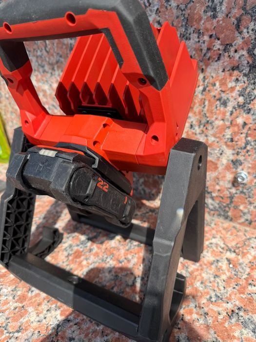 Hilti reflector de șantier pe acumulator