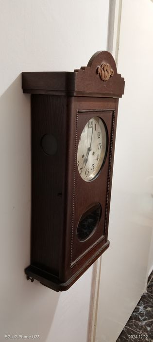 Старинен стенен часовник