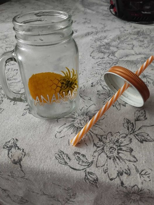 Кружка с трубочкой для напитков.