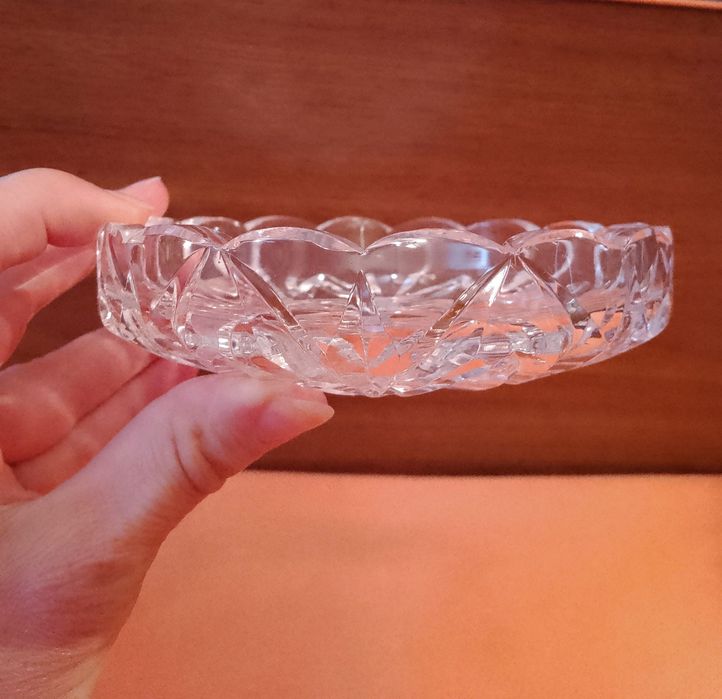 Два комплекта кристални чаши за вино и кристален пепелник