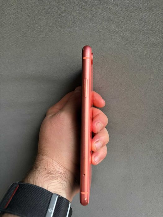 Vând iPhone XR 64GB, funcționează perfect.