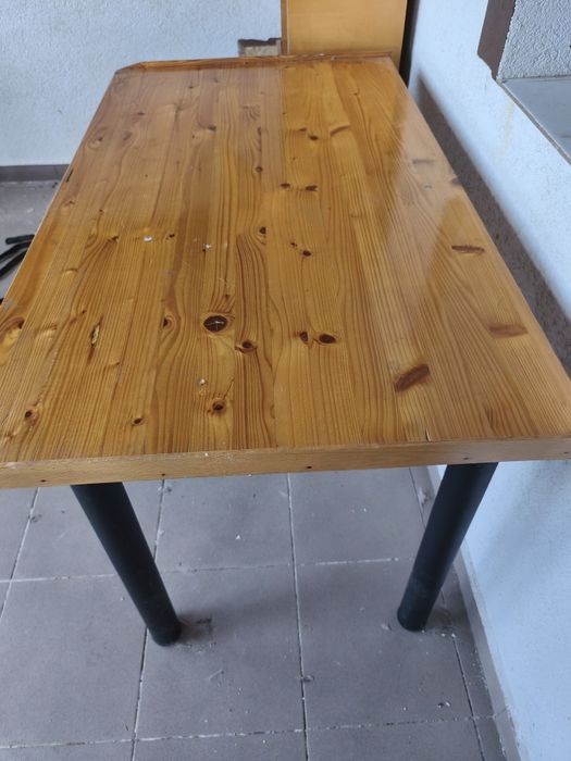 Masă din lemn cu picioare din metal