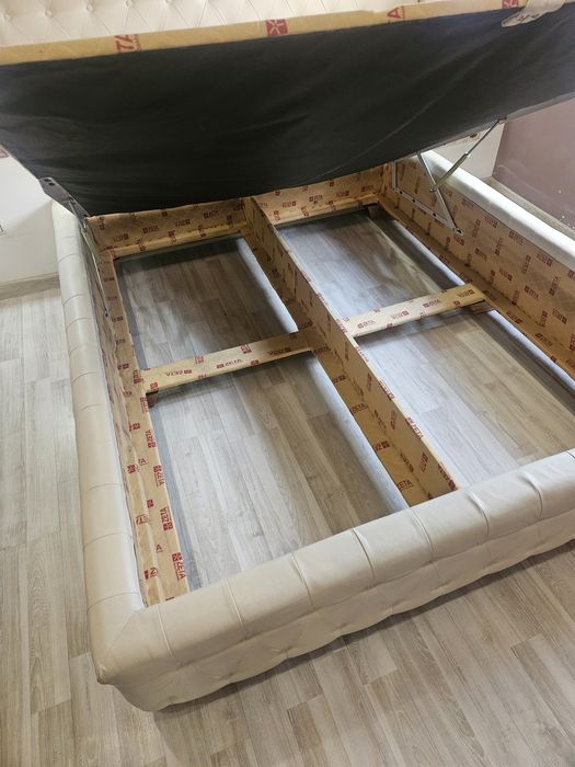 Двуспальная кровать