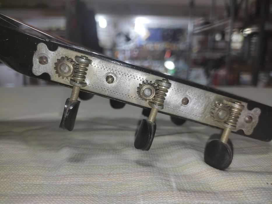 Гитара семиструнная.