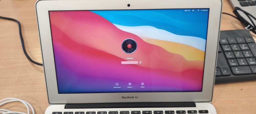 MacBook Air 11-inch Model A1465 EMC 2631 за части. Работи много добре.