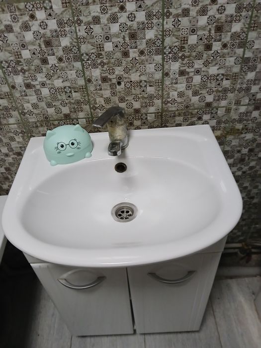 Продам раковину с тумбой