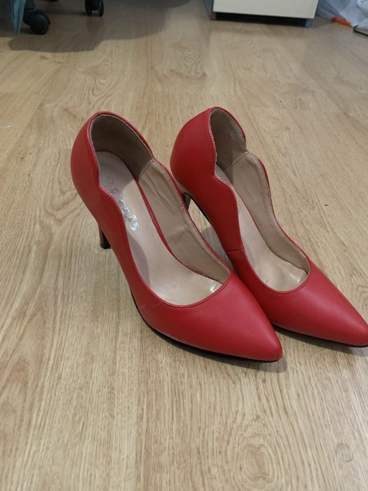 Червени дамски токчета