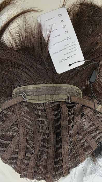 Perucă sintetică HAIRCUBE bob șaten cu șuvițe caramel și breton – nouă