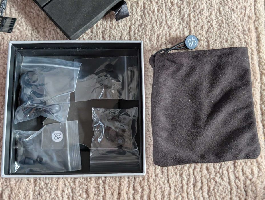 Casti Bluetooth Bang and Olufsen H5, in cutie