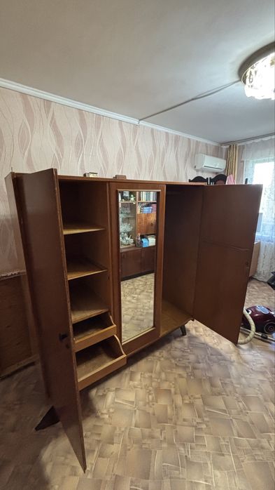 Продам шкаф с зеркалом