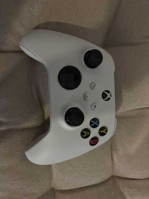 Продавам хбокс серия с бял