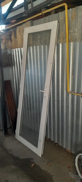 Продам дверь пластиковую
